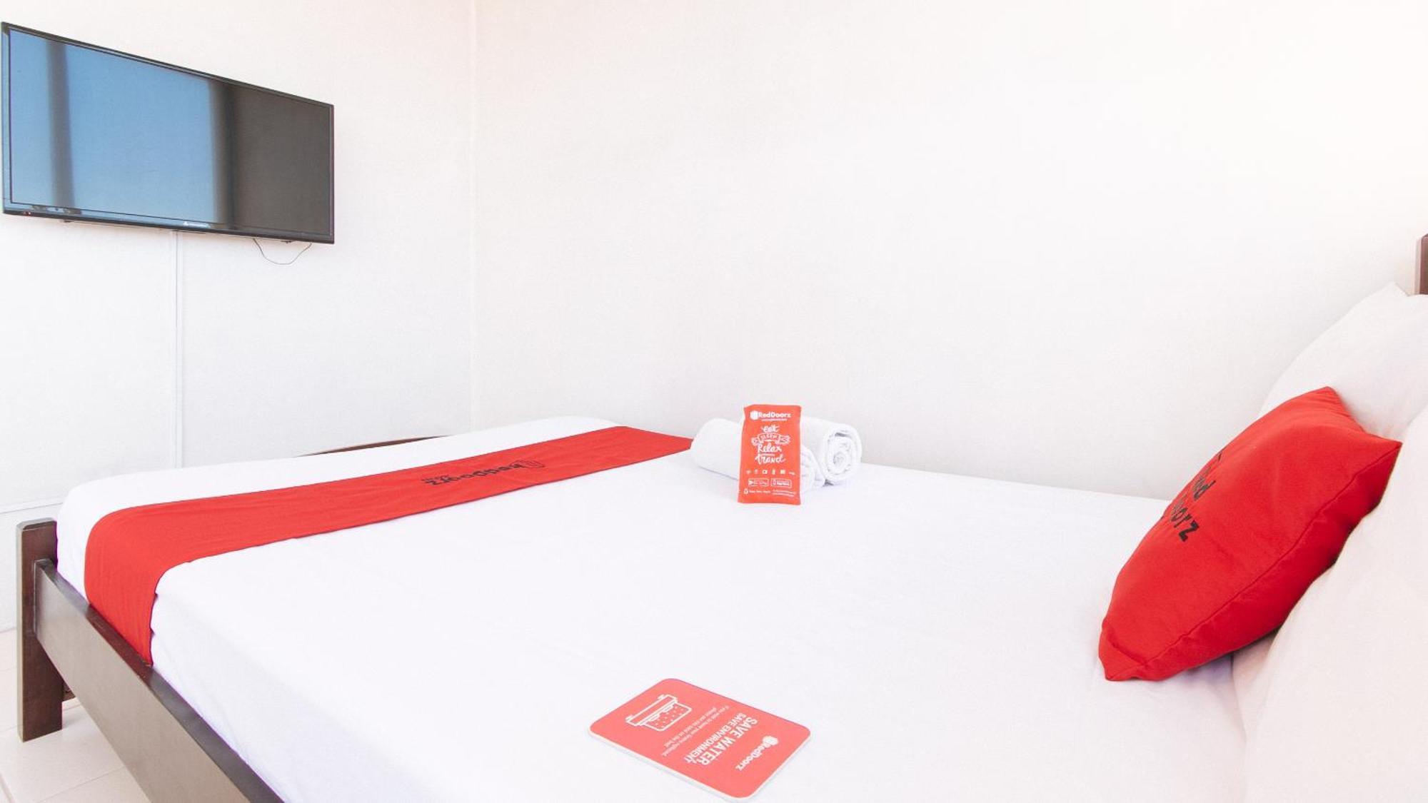 Reddoorz Plus @ E Rodriguez Corner Banawe 케손시티 외부 사진
