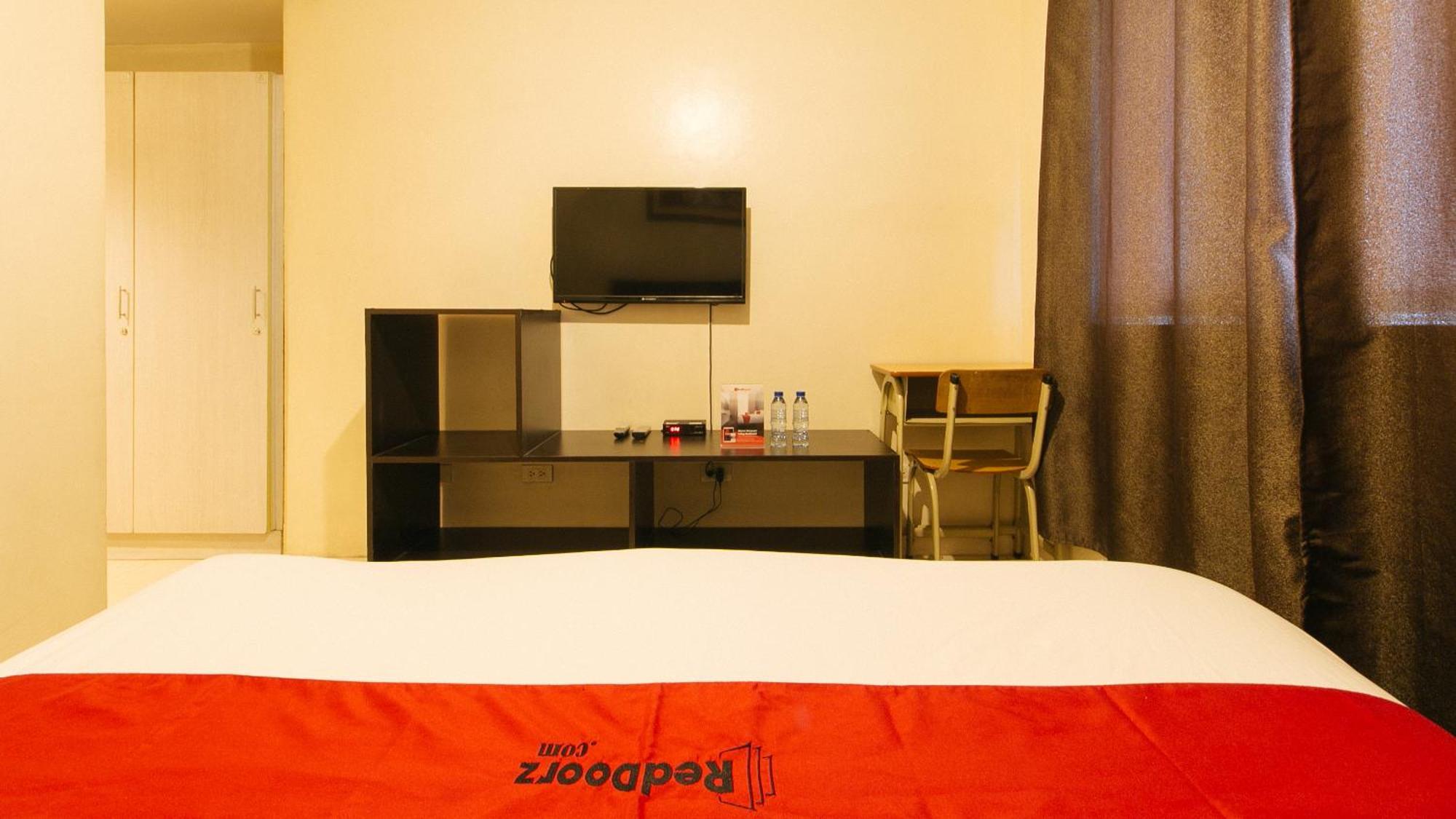 Reddoorz Plus @ E Rodriguez Corner Banawe 케손시티 외부 사진