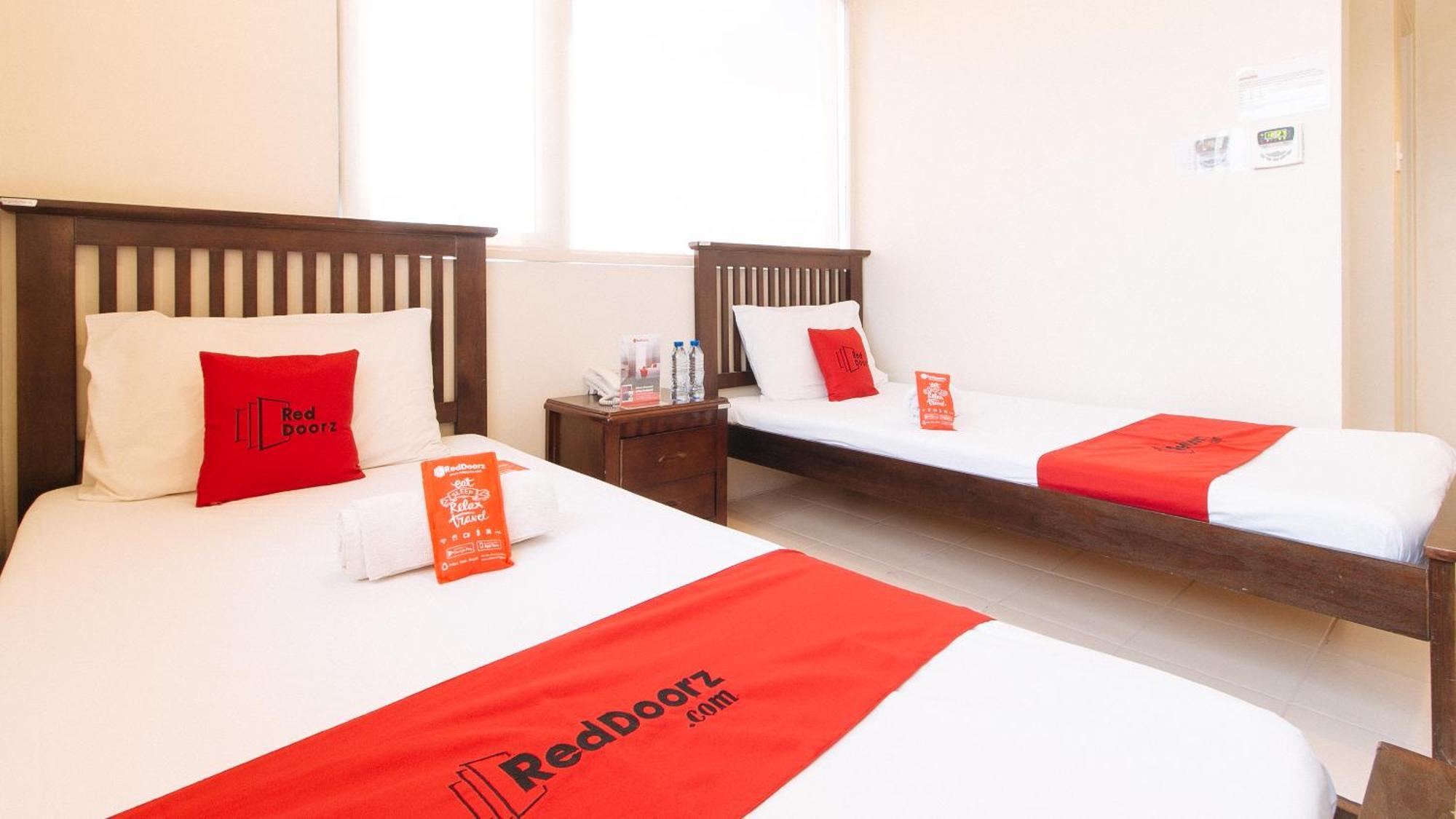 Reddoorz Plus @ E Rodriguez Corner Banawe 케손시티 외부 사진